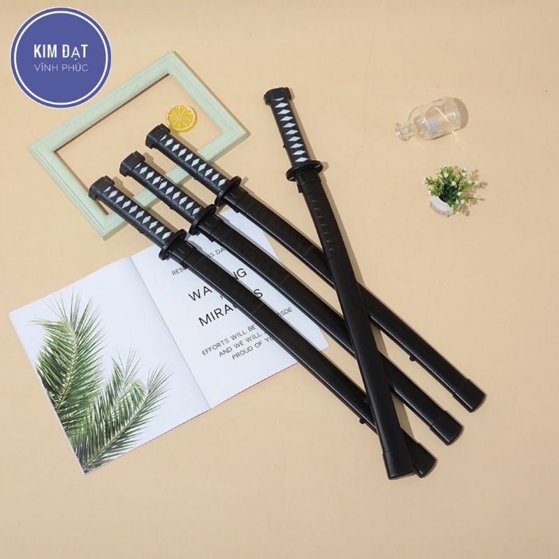 gậy phát sáng chạy pin . có nhạc và đèn phát sáng . có đủ màu để lựa chọn