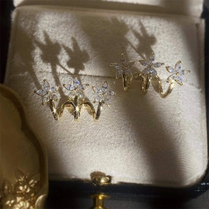 Bông Tai Kim Loại Hình Hoa Đính Ngọc Trai Dễ Thương Thời Trang Xuân Hè Cho Nữ