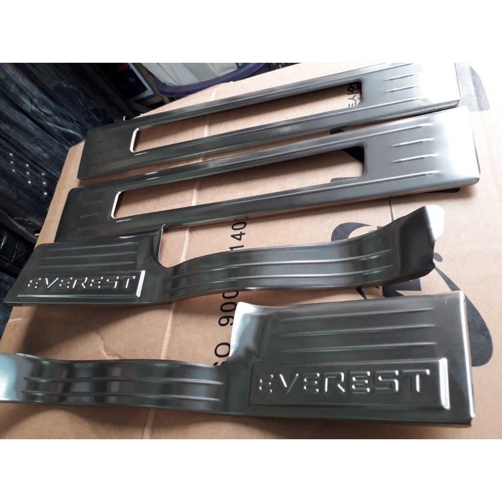 Ốp bậc giẫm trong Inox Ford Everest hở đèn dành cho bản đủ 2017-2019