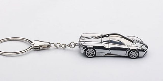 Móc khóa mô hình Pagani Huayra Car Keychain 1:87 Autoart ( Crôm )