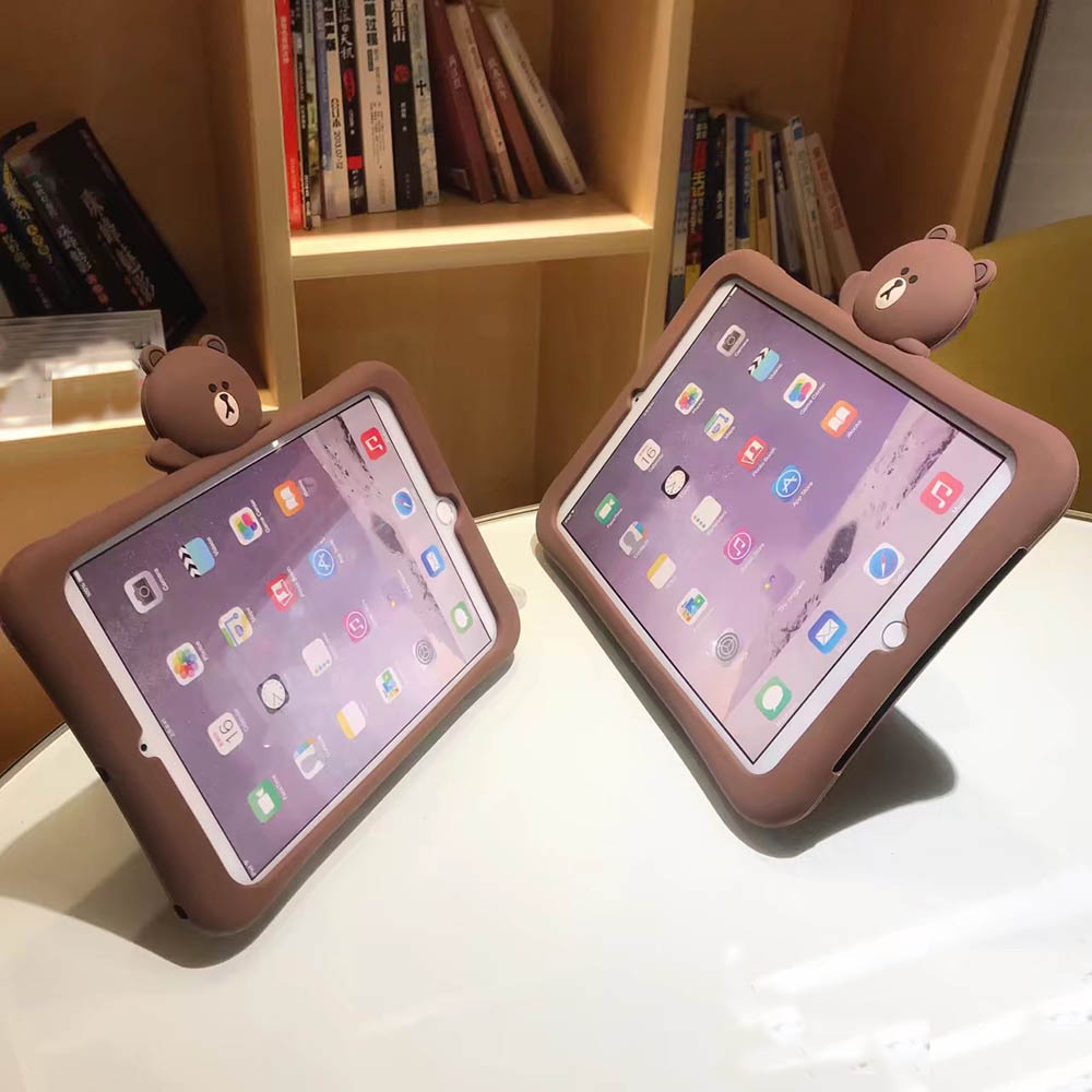 Ốp máy tính bảng gắn hình chú gấu Brown Apple iPad7th iPad8th iPad9 iPad10.2 iPad2 iPad3  iPad4 Air air2 mini1 mini2 mini3 mini4 mini5 iPad5 iPad6 Pro10.5 iPad9.7 Cover