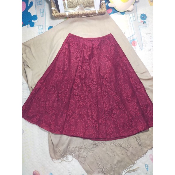 chân váy ren đỏ phối lót lưới xoè