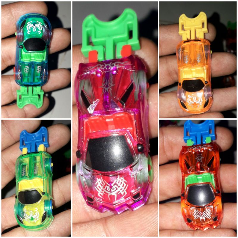 Một chiếc xe ô tô mini chạy bằng chìa khóa lò xo bằng nhựa