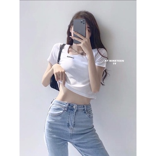 Áo croptop tay ngắn thun gân cổ vuông logo A2
