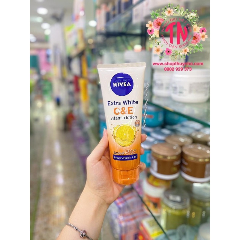 Tuýt 320ml sữa dưỡng thể kích trắng da NIVEA ẼXTRA WHITE C&E vitamin lotion Thái Lan.