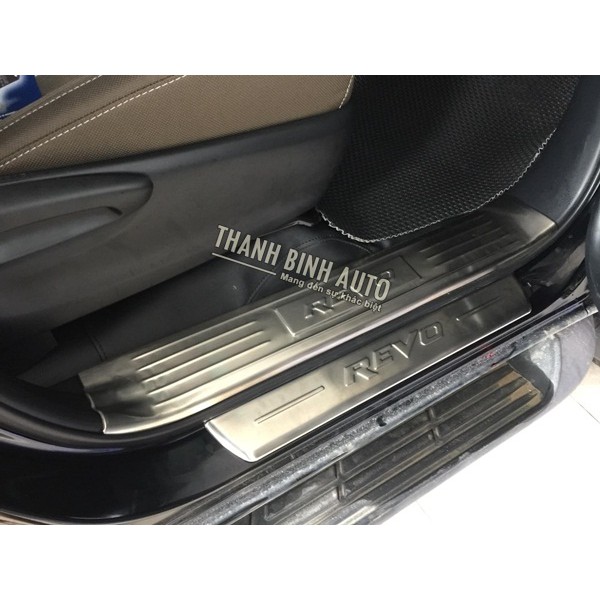 Ốp bậc trong xe Hilux 2016 đến 2020 mẫu inox bộ 4 ốp