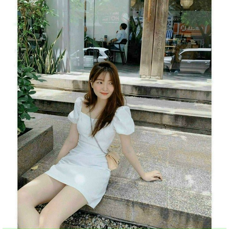 váy trắng xòe nút bọc hông