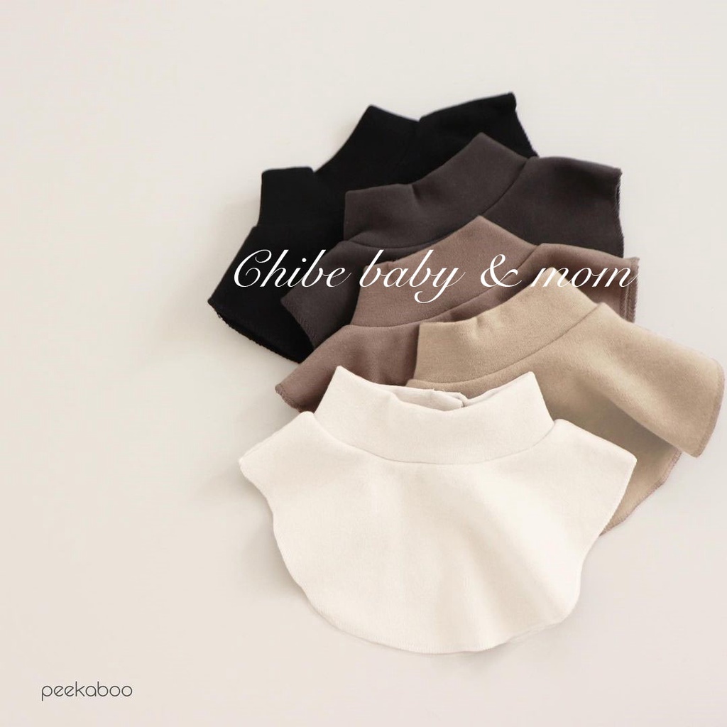 Yếm cổ ngực và áo cúc bấm Peekaboo