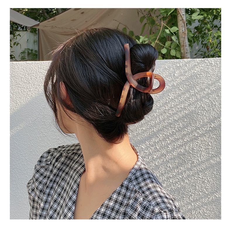 Kẹp càng cua cỡ lớn màu nâu cá tính