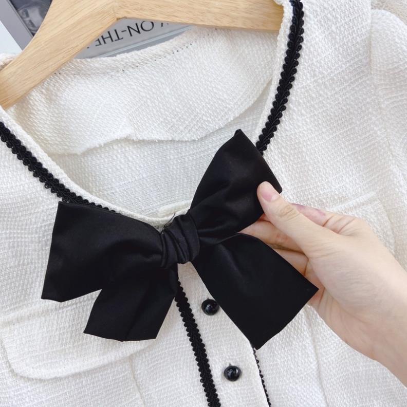 Set áo dạ croptop viền đen nơ ngực kèm chân váy xoè xếp ly