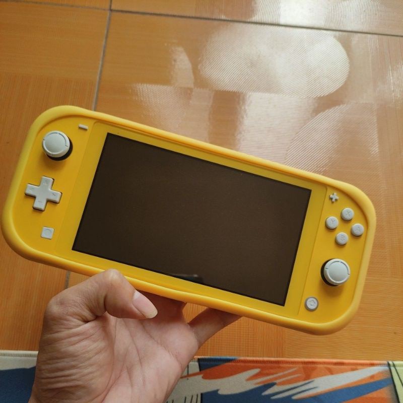 Nintendo switch lite đã qua sử dụng còn rất mới. Mua máy khách được tặng kèm một túi chống sốc, hai ốp lưng