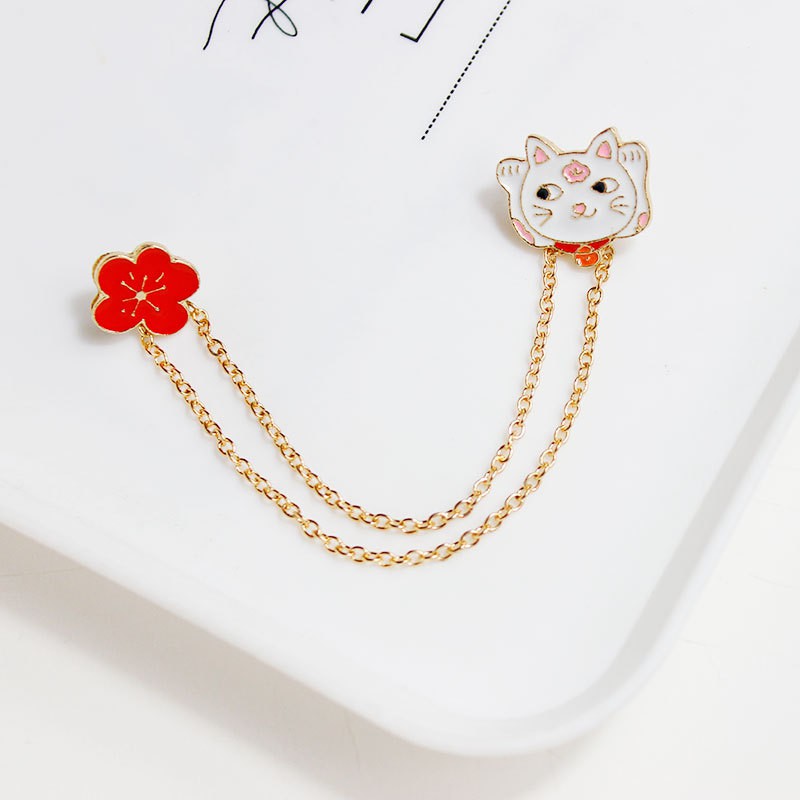Ghim cài mèo thần tài kèm hoa dễ thương trang trí quần áo, ba lô, mũ, khăn...