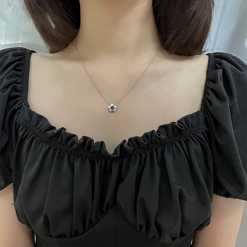 Dây chuyền Haimeikang mặt hình hoa nhỏ màu đen đính kim cương đơn giản dễ phối đồ cho nữ