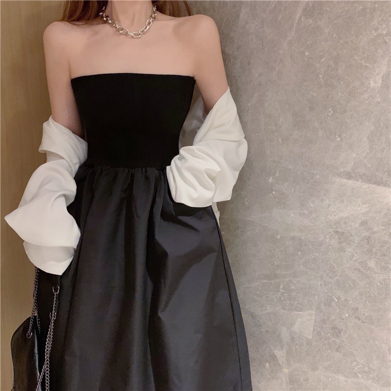 Kích thước lớn mới che bụng và giấu thịt để lộ chiếc váy không tay thiết kế ống mỏng trên