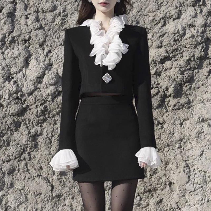 Bộ Áo Đen Đính Nút Kim Cương Phối Chân Váy Thiết Kế Ngọt Ngào Nữ Tính