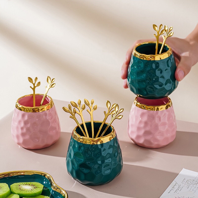 Cốc sứ viền vàng V2 họa tiết tổ ong đựng thìa dĩa hình lá, lọ đựng thìa dĩa men ngọc viền vàng trang trí