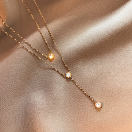 Vòng cổ hai lớp bằng thép titan mạ vàng 18K phối mặt đá kim cương