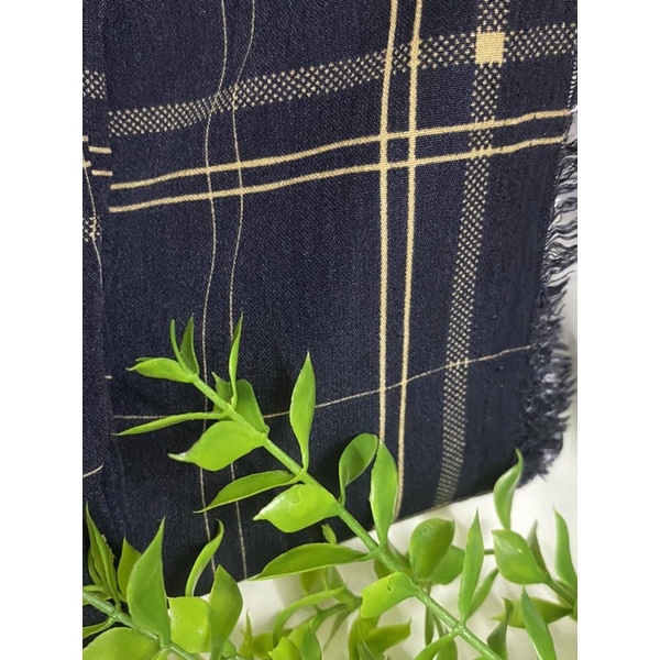 Vải tuýt si caro đen vàng ( như ảnh) dày vừa phải, mềm, không giãn co giãn..có thể may chân váy , set vest, đầm công sở