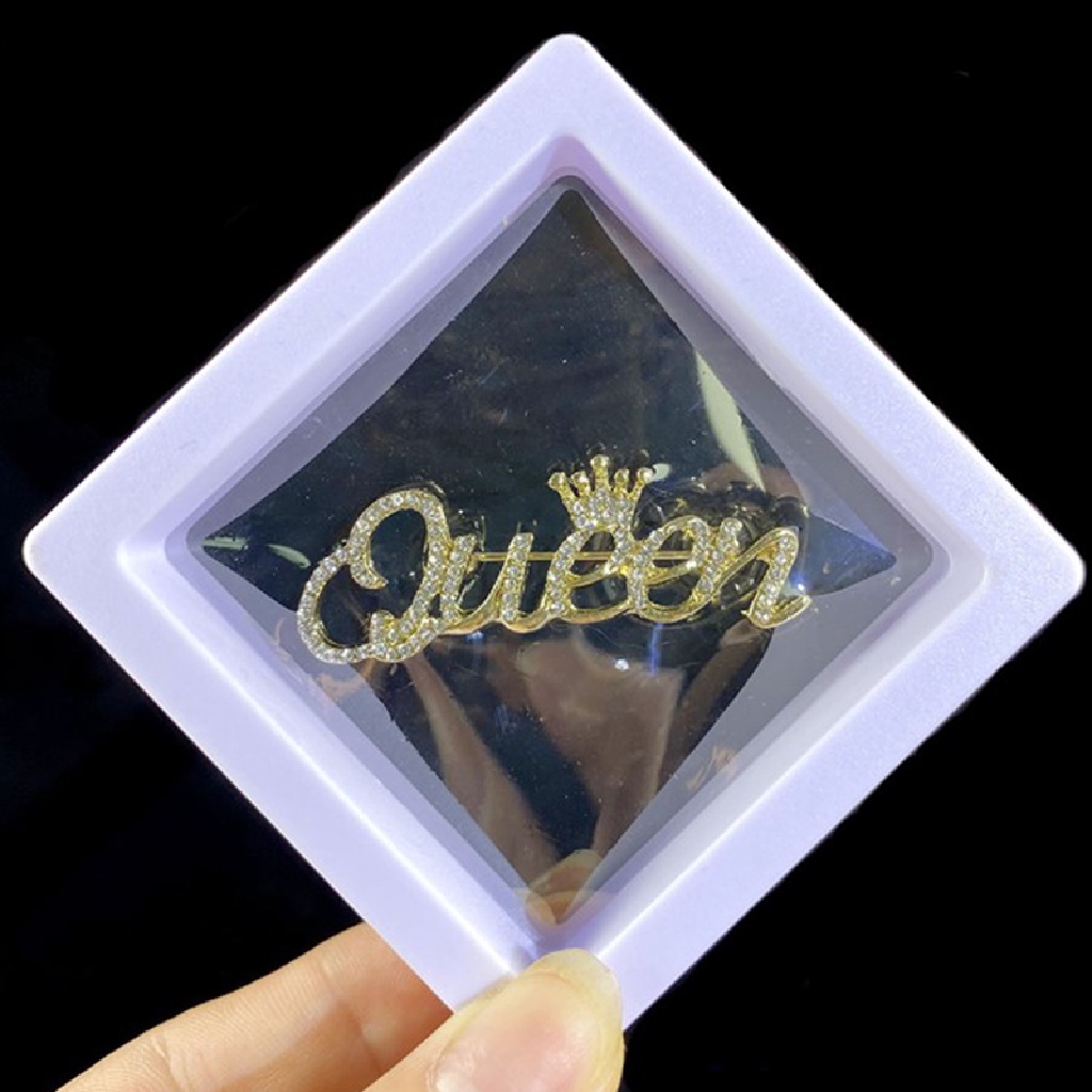 [warmwing] Trâm Cài Áo Khoác Cardigan Đính Đá Pha Lê Chữ Queen Khí Chất