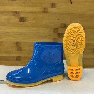 ủng ngắn cổ màu xanh đi mưa