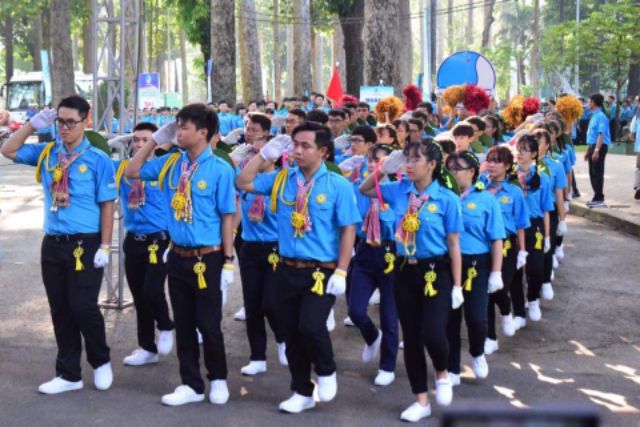 Áo sơ mi Hội liên hiệp thanh niên chỉ còn size 40 cho nữ