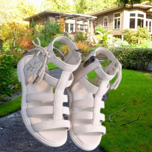 Giày sandal bé cá tính