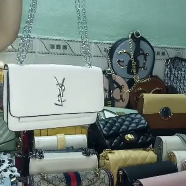 Tui khách đặt trên live