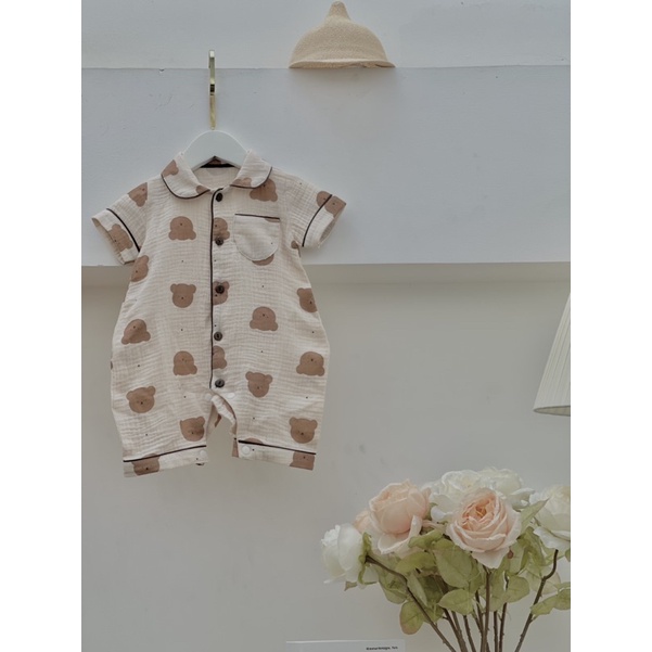 Áo liền quần tay lửng hoạ tiết gấu