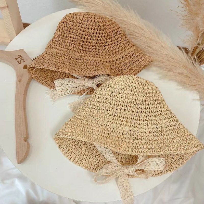 mũ cói vành tròn có dây buôcn cho bé