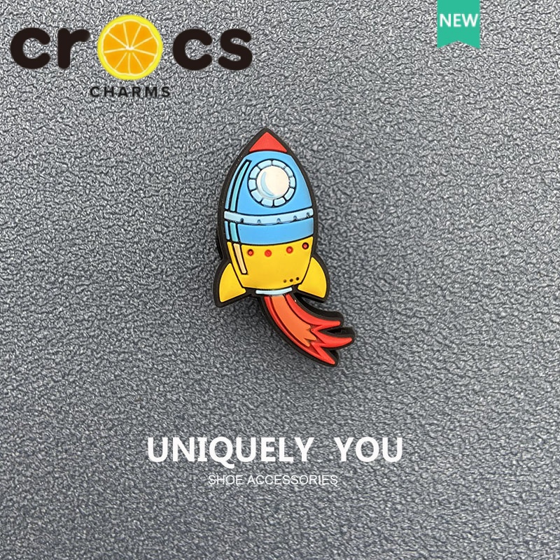 Giày crocs Họa Tiết Tên Lửa Hoạt Hình Phối Khóa Cài Trang Trí Thời Trang Đi Biển Cho crocs