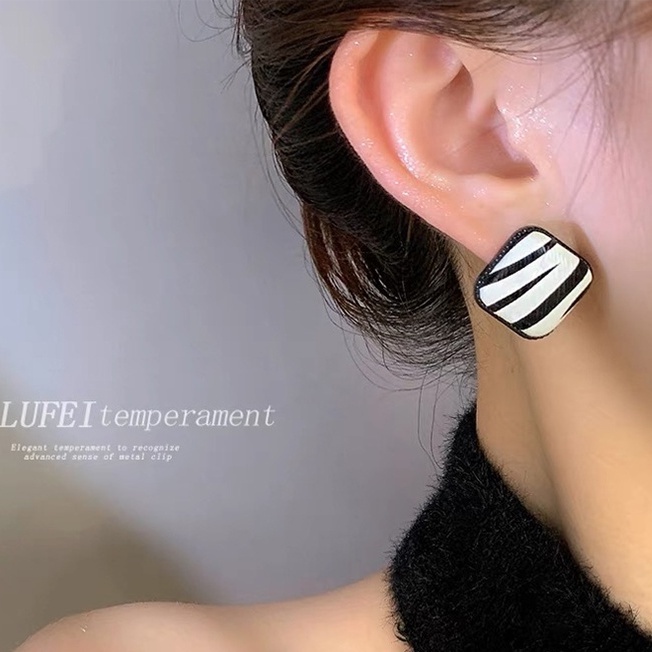 Bông Tai Đính Đá Ngọc Trai Đen Phong Cách Hàn Quốc Thời Trang Thu Đông