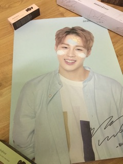 Combo mặt nạ đất sét và poster innisfree wanna one