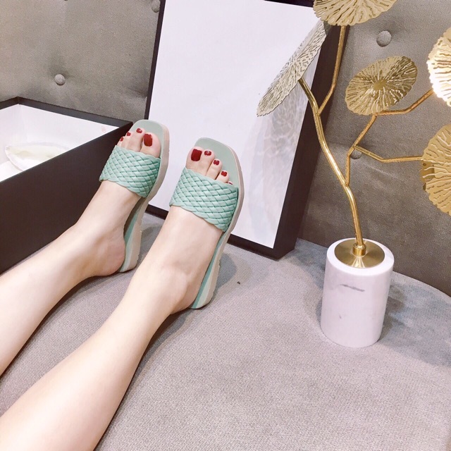 Dép lê đan thêu hoa