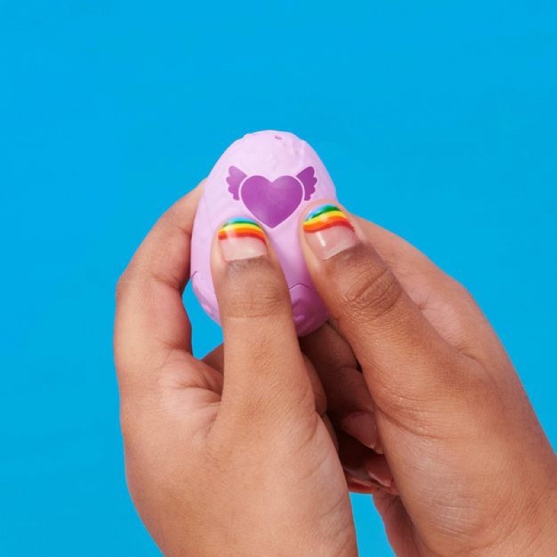 Gói trứng Hatchimals chứa một nhân vật Little Kid hoặc hai em bé sinh đôi đáng yêu với hơn 60 mẫu ngẫu nhiên