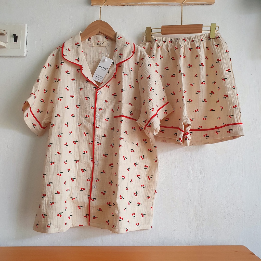 Pyjama mặc nhà xô muslin cherry đỏ nền kem