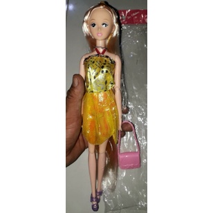 Một bé búp bê có 11 khớp tóc dài 2 màu kèm chiếc ví bằng nhựa rất đẹp (chỉ phân loại màu tóc)