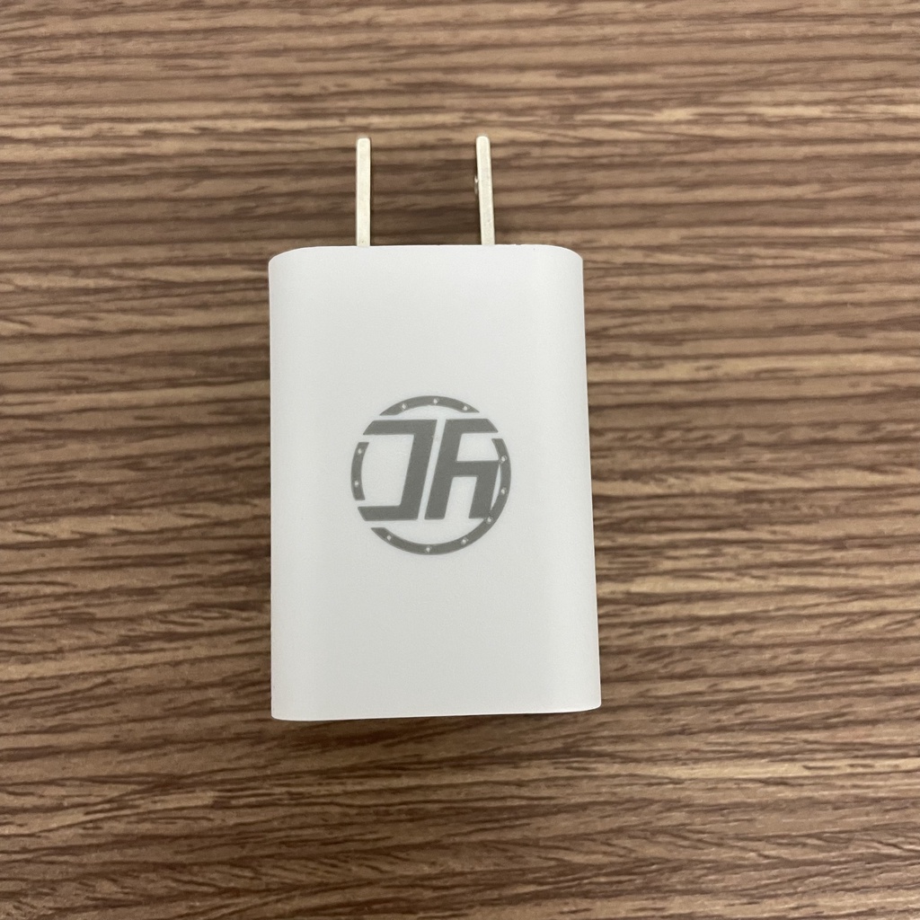 Củ sạc IP1A màu trắng tinh khôi Tích hợp sạc nhanh phù hợp máy tính bảng/ĐT và thiết bị đầu cắm USB khác.