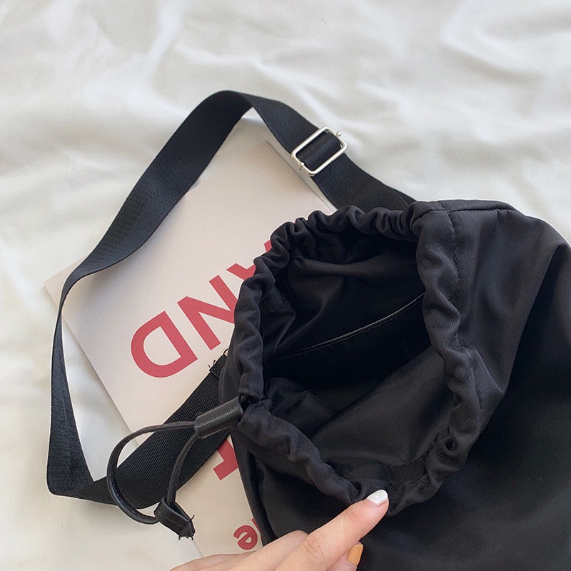 Túi đeo chéo vuông có dây thắt màu đen cá tính sành điệu 19855