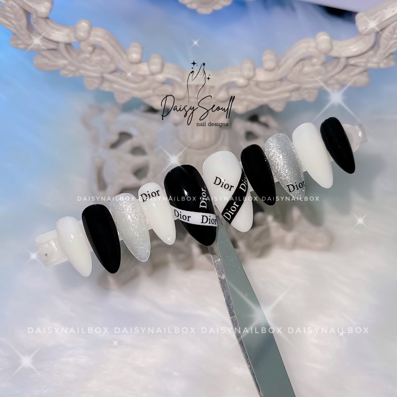 Nailbox đen trắng thiết kế đơn giản sơn mắt mèo