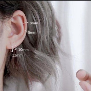 1 chiếc bông tai khuyên tròn màu bạc