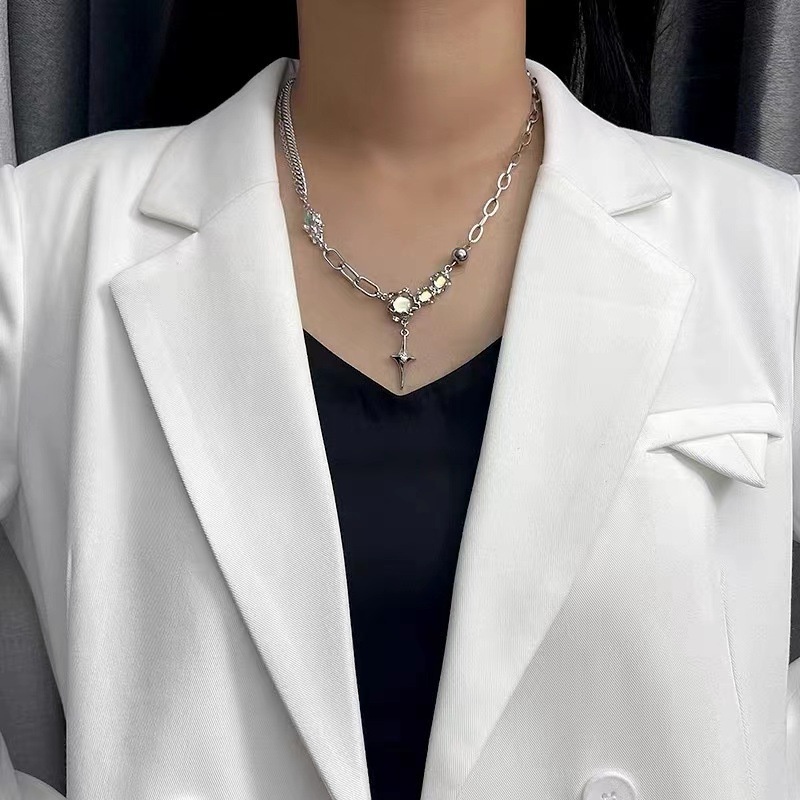 Vòng cổ Đá Mặt Trăng Và Ngôi Sao Bốn Cánh Không Đối Xứng Thiết Kế Bốn Cánh Thời Trang Cao Cấp Cho Nữ