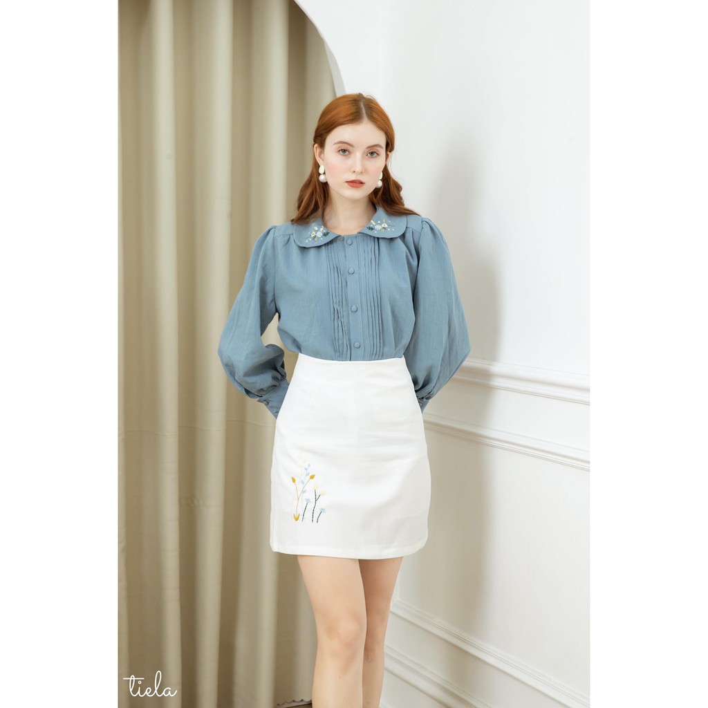 TIELA Áo cổ tròn cánh sen thêu hoa đối xứng - Wendy Shirt