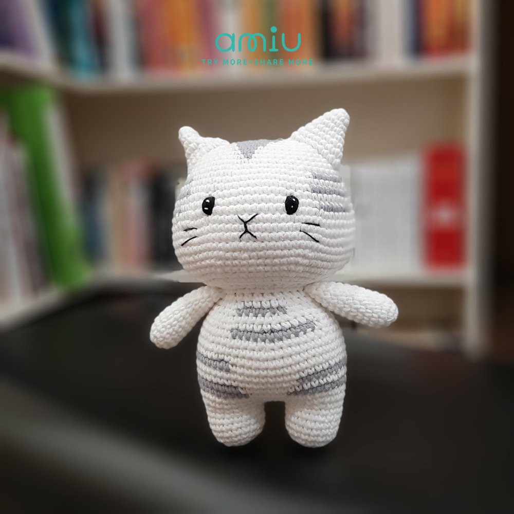 Gấu bông cao cấp - Mèo nhồi bông handmade móc thủ công từ len cotton màu trắng ghi - Mèo Ú Nu SP000355