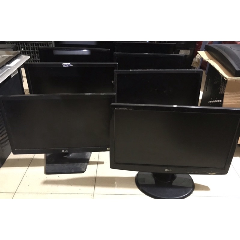 Màn hình máy tính qua sử dụng các loại có sẵn dây nguồn và dây VGA