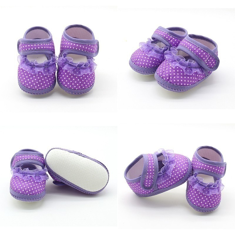 Đôi giày đế mềm có đính nơ xinh xắn cho bé gái