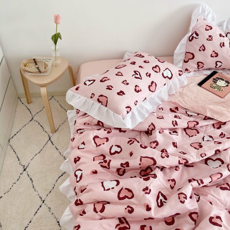 Bộ chăn ga gối drap giường nhập khẩu cao cấp chất vải đũi viền bèo - Chăn hè trần bông họa tiết tim nhỏ hồng