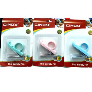 Bấm móng tay cho bé Cindy - Thái Lan