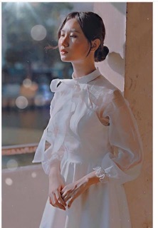 Đầm trắng nơ cổ