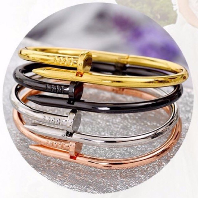 Vòng tay dạng đinh mạnh mẽ phong cách