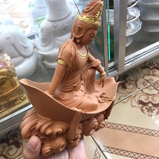 Quan âm ngồi lá sen